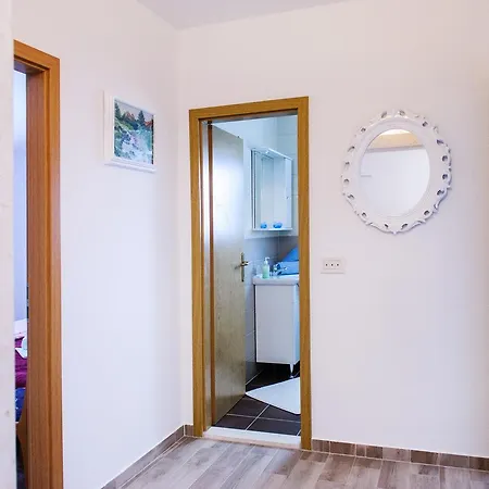Mila Apartment Marina